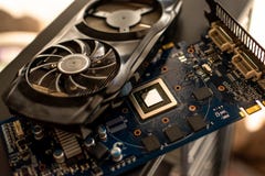 Le componenti di un desktop computer personale una scheda video smontata del bordo con un più fresco si trova sul caso di un pers fotografie stock Le componenti di un desktop computer personale una scheda video smontata del bordo con un più fresco si trova sul caso di un pers fotografie stock