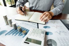 le concept d'analyse de strat?gie, homme d'affaires travaillant la comptabilit? financi?re de Researching Process de directeur po photo stock le concept d'analyse de strat?gie, homme d'affaires travaillant la comptabilit? financi?re de Researching Process de directeur po photo stock
