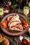 Le concept de la cuisine mexicaine Nourriture et casse-croûte mexicains sur une table en bois Taco, sorbet, tartre, verre et bout photo libre de droits Le concept de la cuisine mexicaine Nourriture et casse-croûte mexicains sur une table en bois Taco, sorbet, tartre, verre et bout photo libre de droits