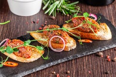 Le concept de la cuisine mexicaine Étoffez tartare avec le persil, haricots français de moutarde sur des croûtons de baguette Un photographie stock libre de droits Le concept de la cuisine mexicaine Étoffez tartare avec le persil, haricots français de moutarde sur des croûtons de baguette Un photographie stock libre de droits