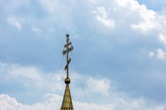 Le concept de la foi dans Dieu : Croix orthodoxe contre un ciel nuageux photographie stock libre de droits Le concept de la foi dans Dieu : Croix orthodoxe contre un ciel nuageux photographie stock libre de droits
