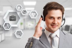 Le concept des affaires, de la technologie, de l'Internet et du r?seau Un jeune entrepreneur travaillant ? un ?cran virtuel de l' images libres de droits Le concept des affaires, de la technologie, de l'Internet et du r?seau Un jeune entrepreneur travaillant ? un ?cran virtuel de l' images libres de droits