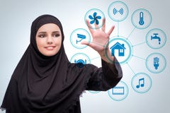 Le concept ? la maison fut? avec la femme photo libre de droits Le concept ? la maison fut? avec la femme photo libre de droits