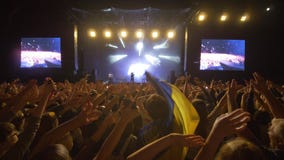 Le concert de musique en direct, beaucoup de fans ondulent des mains sur le festival de roche contre l'étape brillamment allumée banque de vidéos Le concert de musique en direct, beaucoup de fans ondulent des mains sur le festival de roche contre l'étape brillamment allumée banque de vidéos