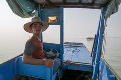 Le conducteur d'un taxi de l'eau vénère le bateau dans une position de amarrage images libres de droits Le conducteur d'un taxi de l'eau vénère le bateau dans une position de amarrage images libres de droits