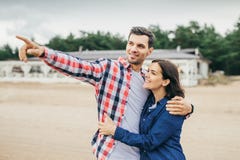 Le coppie sensuali all'aperto hanno passeggiata fotografia stock Le coppie sensuali all'aperto hanno passeggiata fotografia stock
