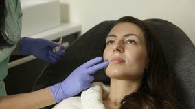 Le Cosmetologist applique le gel sur le visage du patient avant procédure d'epilation banque de vidéos Le Cosmetologist applique le gel sur le visage du patient avant procédure d'epilation banque de vidéos
