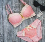 Le coton s'est levé les culottes et le soutien-gorge La vue supérieure a tiré des sous-vêtements du ` s de femmes à la mode Tissu photo libre de droits Le coton s'est levé les culottes et le soutien-gorge La vue supérieure a tiré des sous-vêtements du ` s de femmes à la mode Tissu photo libre de droits