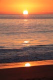 Le coucher du soleil sur la plage photographie stock Le coucher du soleil sur la plage photographie stock