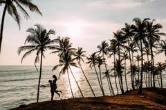 Le couple affectueux rencontre le coucher du soleil sur la mer images stock Le couple affectueux rencontre le coucher du soleil sur la mer images stock