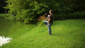 Le couple heureux joue le temps passant appréciant extérieur ensemble en parc Le garçon fort tourbillonne son amie dehors clips vidéos Le couple heureux joue le temps passant appréciant extérieur ensemble en parc Le garçon fort tourbillonne son amie dehors clips vidéos