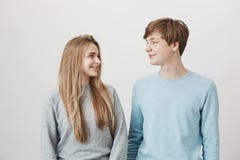 Le couple pense la même chose Portrait d'ami et d'amie beaux avec les cheveux blonds, regardant l'un l'autre avec photos stock Le couple pense la même chose Portrait d'ami et d'amie beaux avec les cheveux blonds, regardant l'un l'autre avec photos stock