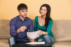 Le couple signe des documents images libres de droits Le couple signe des documents images libres de droits