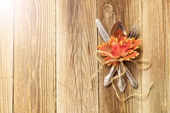 Le couvert de dîner d'automne pour le Thanksgiving avec l'érable coloré part sur les conseils en bois rustiques images libres de droits Le couvert de dîner d'automne pour le Thanksgiving avec l'érable coloré part sur les conseils en bois rustiques images libres de droits
