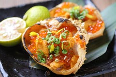 Le crabe et l'oursin, Kaiho ont grillé avec les oeufs de poisson saumonés sur le noir chaud photos stock Le crabe et l'oursin, Kaiho ont grillé avec les oeufs de poisson saumonés sur le noir chaud photos stock