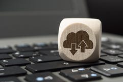 Le cube découpent avec Cloud Computing sur un clavier photos libres de droits Le cube découpent avec Cloud Computing sur un clavier photos libres de droits
