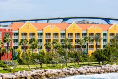 Le Curaçao coloré recourent sous le haut pont photo libre de droits Le Curaçao coloré recourent sous le haut pont photo libre de droits