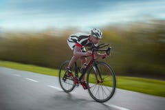 Le cycliste monte sur la bicyclette, effet de vitesse, vue de côté photos libres de droits Le cycliste monte sur la bicyclette, effet de vitesse, vue de côté photos libres de droits