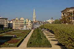 Le ` d'arts de DES de Mont de ` ou la colline des arts se garent avec les maisons de historicall et la flèche de l'hôtel de ville photo libre de droits Le ` d'arts de DES de Mont de ` ou la colline des arts se garent avec les maisons de historicall et la flèche de l'hôtel de ville photo libre de droits