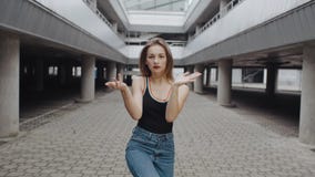 Le danseur féminin exécute la danse moderne d'houblon de mode ou de hanche, posant, style libre contemporain banque de vidéos Le danseur féminin exécute la danse moderne d'houblon de mode ou de hanche, posant, style libre contemporain banque de vidéos