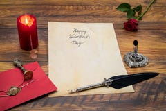 Le DAO classique de Saint-Valentin avec la cannette et le support décoratifs, rouge enveloppent avec le joint de cire, bougie rou photographie stock Le DAO classique de Saint-Valentin avec la cannette et le support décoratifs, rouge enveloppent avec le joint de cire, bougie rou photographie stock