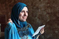 Le den arabiska muslimkvinnan som lyssnar till musik arkivfoton Le den arabiska muslimkvinnan som lyssnar till musik arkivfoton