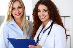 Le den härliga kvinnliga medicindoktorn förklara diagnosen arkivfoto Le den härliga kvinnliga medicindoktorn förklara diagnosen arkivfoto