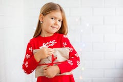 Le den hållande julgåvan för flicka arkivfoto Le den hållande julgåvan för flicka arkivfoto