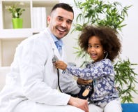 Le den pediatriska och hans lyckliga lilla patienten fotografering för bildbyråer Le den pediatriska och hans lyckliga lilla patienten fotografering för bildbyråer
