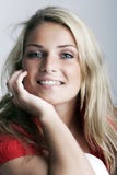 Le den unga charmiga kvinnliga modellen royaltyfri foto Le den unga charmiga kvinnliga modellen royaltyfri foto