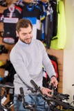 le den unga mannen som ser cyklar royaltyfria bilder le den unga mannen som ser cyklar royaltyfria bilder