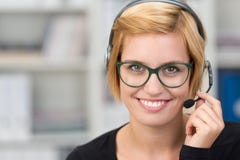 Le den vänliga klienten servar assistenten arkivbild Le den vänliga klienten servar assistenten arkivbild