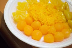 Le dessert thaïlandais fait à partir des boules de fondant de joug d'oeufs a fait cuire en sirop Les bonbons thaïlandais comprena image stock Le dessert thaïlandais fait à partir des boules de fondant de joug d'oeufs a fait cuire en sirop Les bonbons thaïlandais comprena image stock