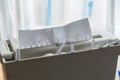 Le destructeur de documents avec le document extrêmement secret photographie stock Le destructeur de documents avec le document extrêmement secret photographie stock