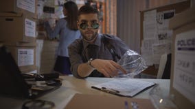 Le detective maschii che nascondono segreto la prova incassano la tasca, crimine ufficiale archivi video Le detective maschii che nascondono segreto la prova incassano la tasca, crimine ufficiale archivi video
