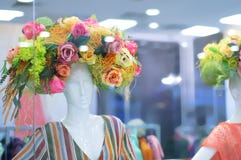 Le devanture de magasin avec des mannequins a décoré les fleurs décoratives image stock Le devanture de magasin avec des mannequins a décoré les fleurs décoratives image stock