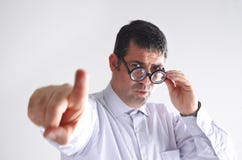 Le directeur frustrant d'homme montre la manière à la porte photo libre de droits Le directeur frustrant d'homme montre la manière à la porte photo libre de droits