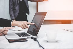 Le directeur présent le tableau blanc à ses collègues et travail d'équipe d'affaires discutent le rapport financier dans le burea photos stock Le directeur présent le tableau blanc à ses collègues et travail d'équipe d'affaires discutent le rapport financier dans le burea photos stock