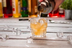 Le dispositif trembleur verse le liquide dans le verre photos stock Le dispositif trembleur verse le liquide dans le verre photos stock