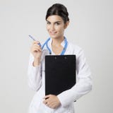 le docteur de fond a isolé le femme blanc de sourire fini médical de stéthoscope photos libres de droits le docteur de fond a isolé le femme blanc de sourire fini médical de stéthoscope photos libres de droits