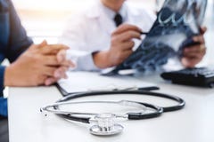 Le docteur de professeur recommandent le rapport une méthode avec des treatmen patients images libres de droits Le docteur de professeur recommandent le rapport une méthode avec des treatmen patients images libres de droits