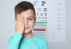 Le docteur des enfants de visite mignons de petit garçon, l'espace pour le texte image libre de droits Le docteur des enfants de visite mignons de petit garçon, l'espace pour le texte image libre de droits