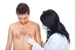 Le docteur examinent l'éruption de peau d'homme Le docteur examinent l'éruption de peau d'homme
