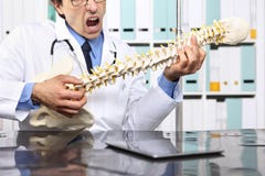 Le docteur fou avec le squelette d'épine feint pour jouer la guitare Photographie stock Le docteur fou avec le squelette d'épine feint pour jouer la guitare Photographie stock