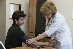 Le docteur mesure la pression au patient photos stock Le docteur mesure la pression au patient photos stock