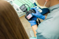 Le docteur montre ? fille une image de ses dents sur la cam?ra images stock Le docteur montre ? fille une image de ses dents sur la cam?ra images stock