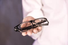 Le docteur offre des verres pour la vue photos stock Le docteur offre des verres pour la vue photos stock