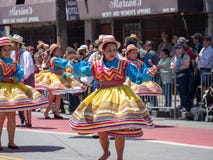 Le donne che ostentano il ballo della rotazione muove il dresse messicano d'uso di festa immagine stock libera da diritti Le donne che ostentano il ballo della rotazione muove il dresse messicano d'uso di festa immagine stock libera da diritti