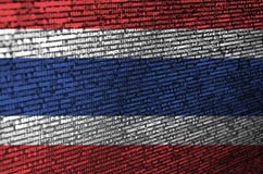 Le drapeau de la Thaïlande est dépeint sur l'écran avec le code de programme Le concept de la technologie et du développement de photo stock Le drapeau de la Thaïlande est dépeint sur l'écran avec le code de programme Le concept de la technologie et du développement de photo stock
