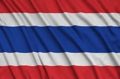 Le drapeau de la Thaïlande est dépeint sur un tissu de tissu de sports avec beaucoup de plis Bannière d'équipe de sport image stock Le drapeau de la Thaïlande est dépeint sur un tissu de tissu de sports avec beaucoup de plis Bannière d'équipe de sport image stock